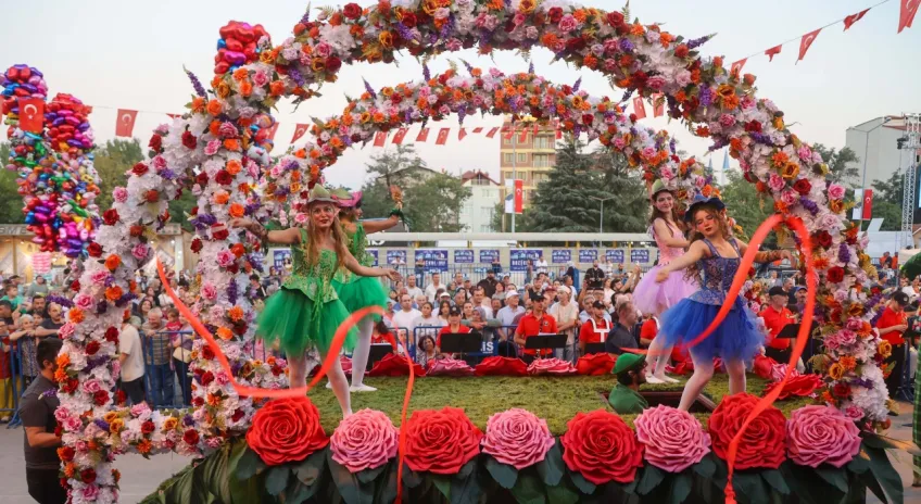 27. Eşme Turistik Kilim Kültür ve Sanat Festivali büyük bir coşkuyla başladı!