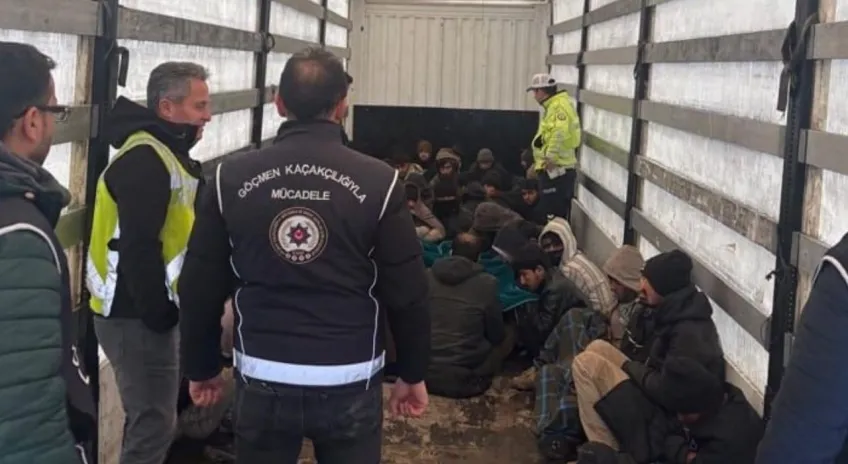 Amasya’da TIR’ın dorsesinden 42 kaçak göçmen çıktı