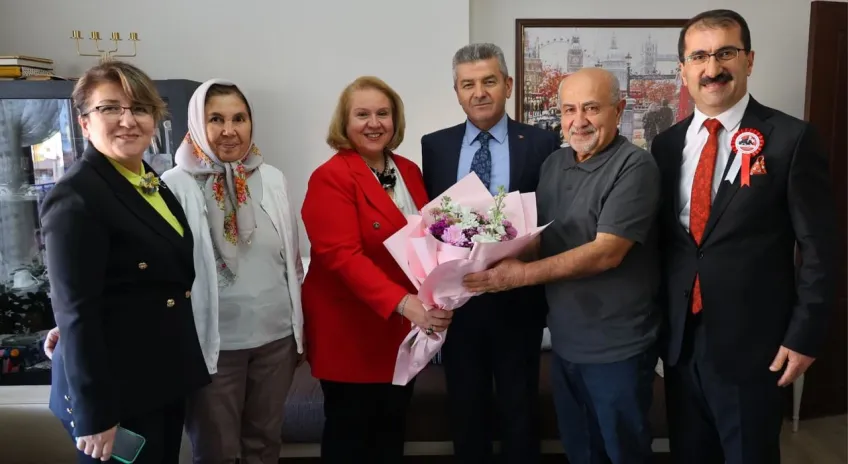 Artvin Valisi Ergün, emekli öğretmeni evinde ziyaret etti