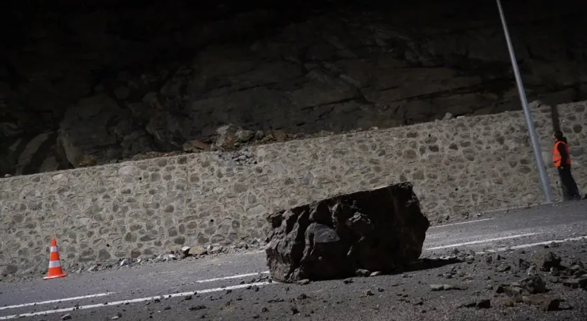Artvin’de heyelan: Karadeniz sahil yolu trafiğe kapandı