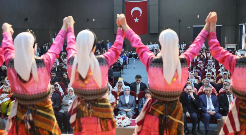 Bakan Göktaş, “Bizim Çocuklar” 13. Türkiye Halk Oyunları Yarışması Açılışına Katıldı