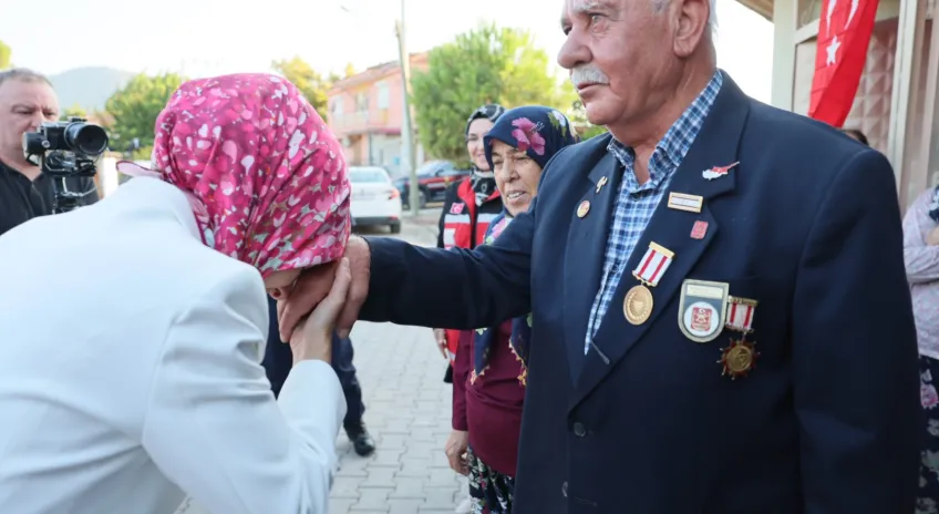 Bakan Göktaş, Kıbrıs Gazisi ve eşinin 48 yıllık yuvasına misafir oldu