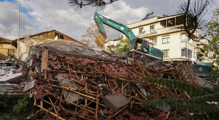 Balıkesir’de deprem enkazı kaldırma çalışmaları başladı