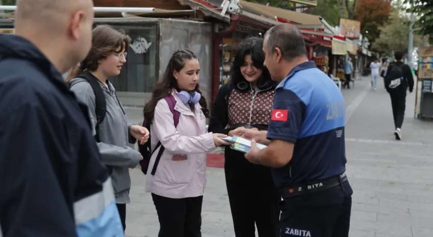 Başkan Arı, Öğrencilere Sürpriz Kalem Dağıttı