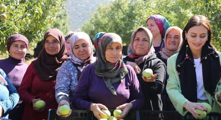 Başkan Caran, kadın çiftçiler günü’nde emekçi kadınlarla hasada katıldı