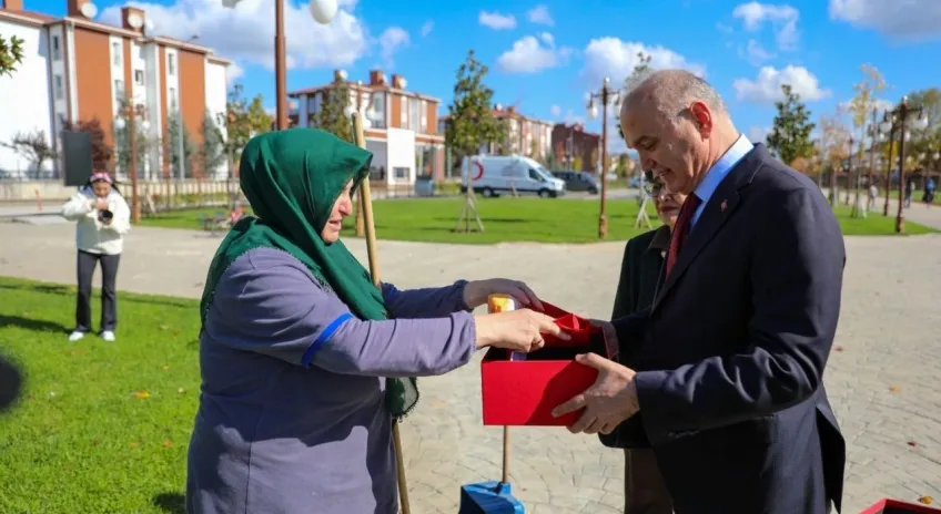 Başkan Özlü, “Bayrak Kahramını”nı taltif etti