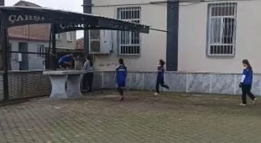 Cami avlusunda antrenman yapıyorlar