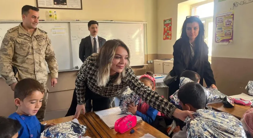 Cumhuriyet Savcısı Kılınç ve Psikolog Uyan'ın ördükleri atkılar, minik öğrencilerin içini ısıttı