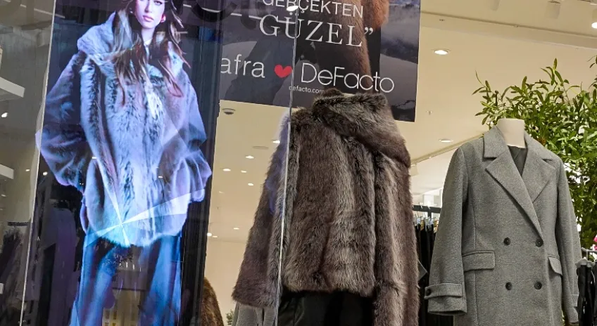 DeFacto'dan, Afra Saraçoğlu’nun Yapay Zekâ Destekli Hologramıyla Türkiye’de Bir İlk