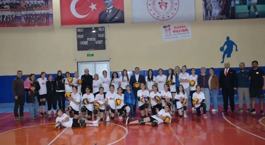 Dünya Kız Çocukları Günü'nde kız voleybolcularla anlamlı buluşma