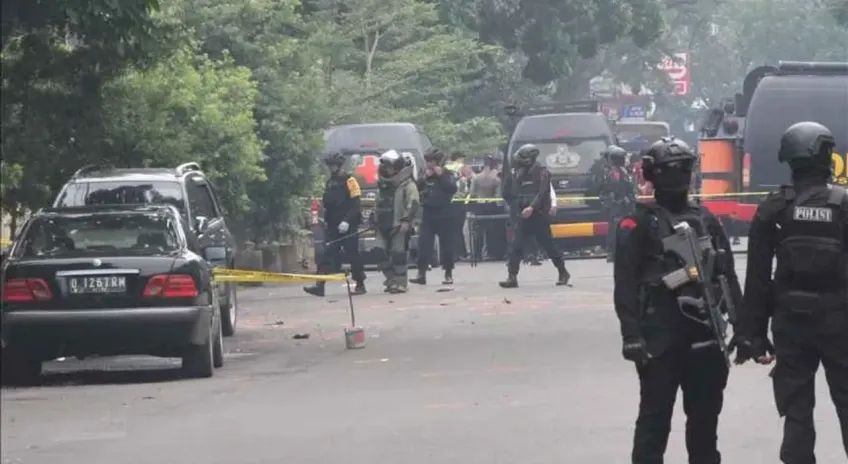 Endonezya’da cuma namazı sırasında camide patlama: 54 yaralı