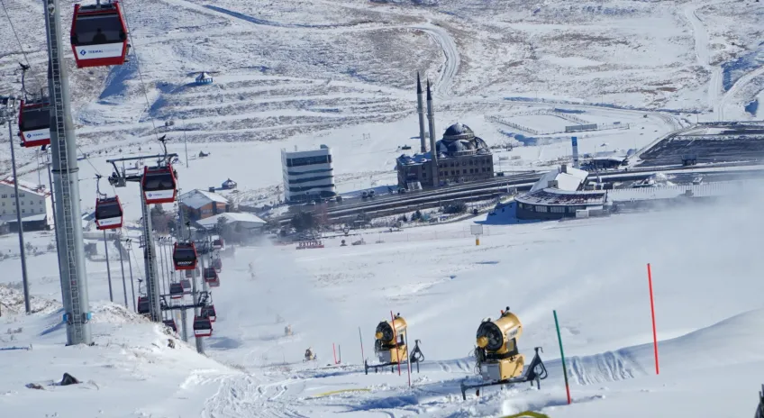 Erciyes'te Türkiye'nin En Gelişmiş Yapay Karlama Sistemiyle Pistler Sezona Hazırlanıyor