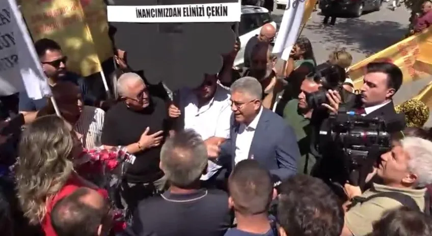Esma Ersin siyah çelenkle gelen grubu çiçekle karşıladı