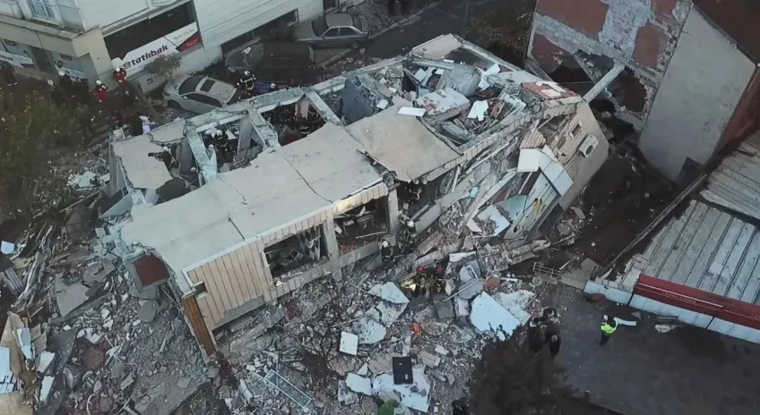 Gebze’de çöken bina enkazdan bir çocuğun cansız bedeni çıkarıldı