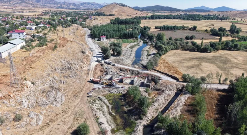 Göksun’daki Modern Köprü Hızla Tamamlanıyor