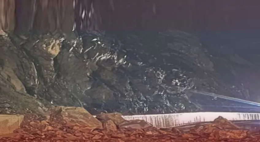 Hakkari–Van karayolu heyelan nedeniyle ulaşıma kapandı