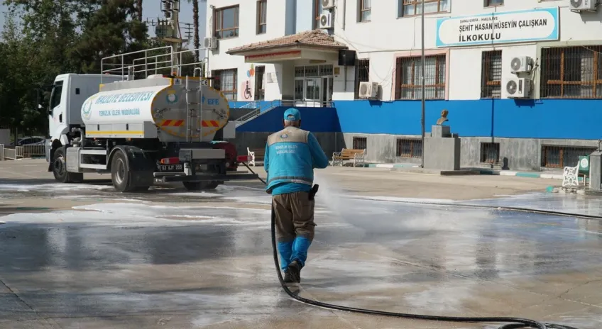 Haliliye Belediyesi'nden okullara eğitim öncesi temizlik seferberliği