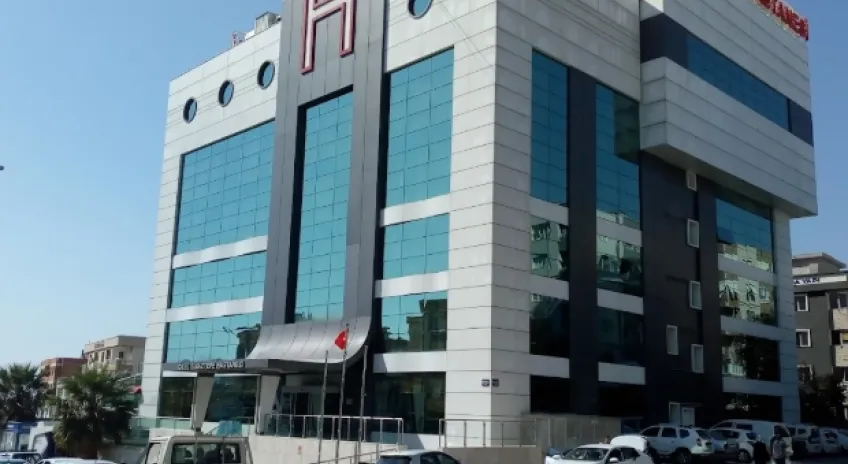 İnciraltı'ndaki AVM ve Otel Binası Yıkılıyor, Yerine Tam Teşekküllü Hastane Geliyor