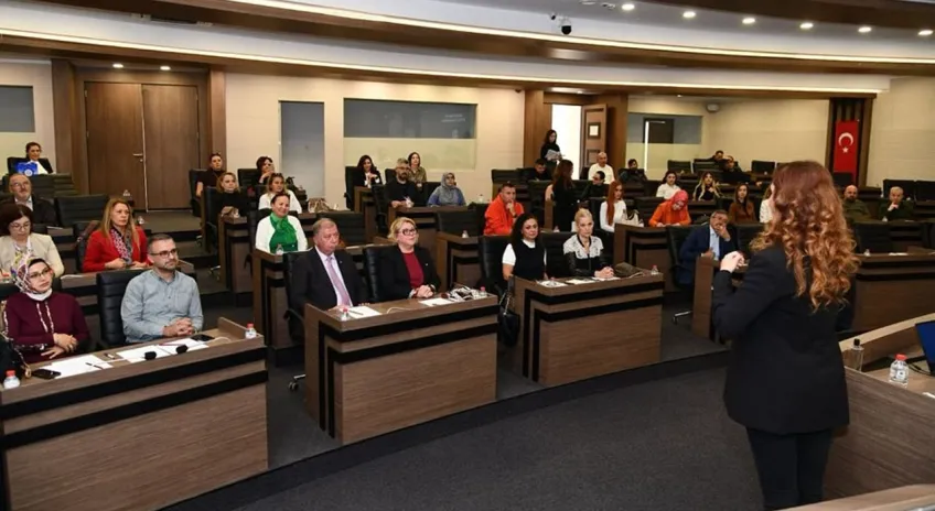 Isparta kadın girişimcilerden etkili konuşma ve diksiyon kursu