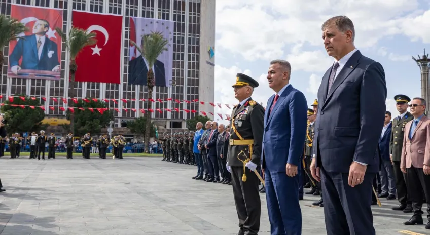 İzmir’de Cumhuriyet Bayramı Kutlamaları Başladı