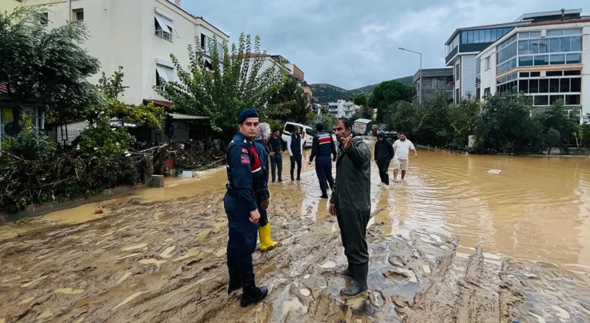İzmir’de sağanak hayatı felç etti: Foça’da ev ve iş yerlerini su bastı