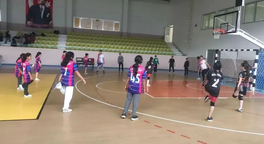 Kağızman’da GSB Spor okulları hentbol antrenmanları sürüyor