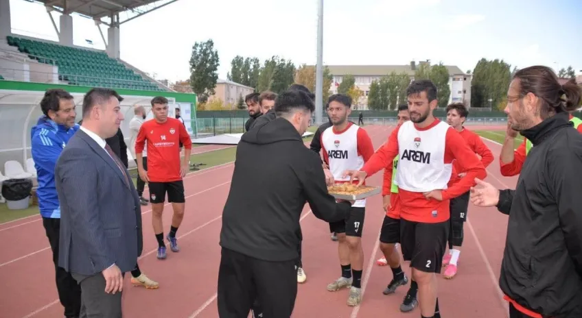 Kars Milletvekili Adem Çalkın'dan Kars 36 Spor’da maç öncesi tatlı ikramı