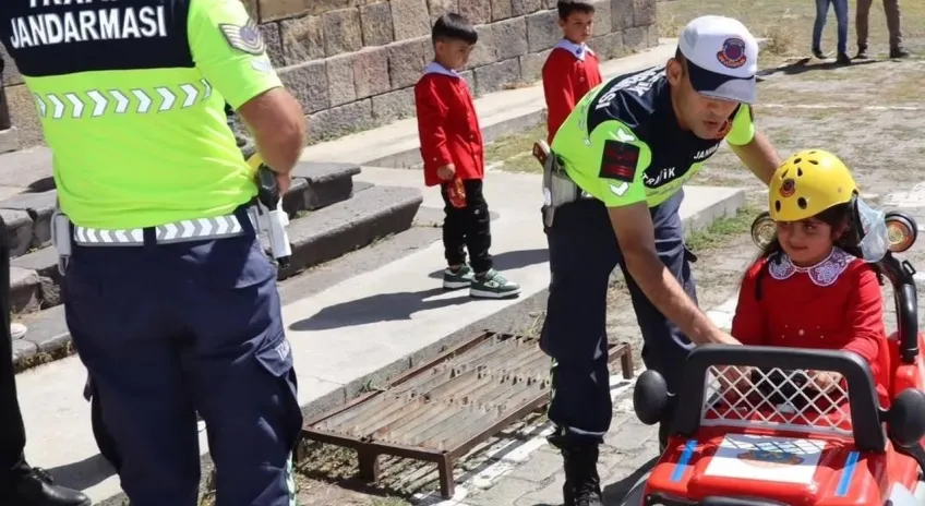 Kars'ta Jandarma'dan öğrencilere trafik güvenliği eğitimi verdi