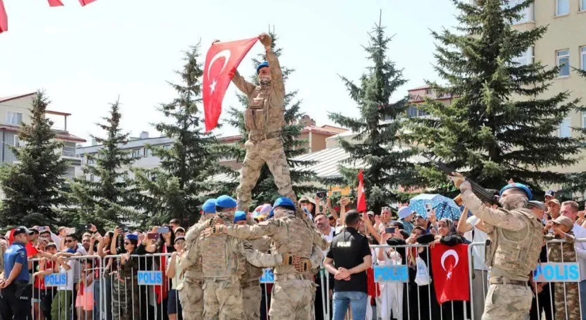 Kars’ta Komandoların yaptığı gösteri beğeni topladı