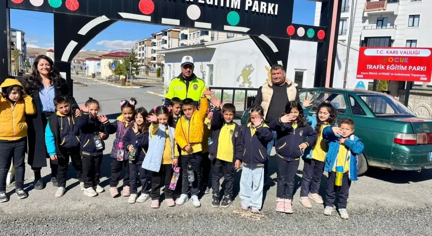 Kars’ta öğrencilere temel trafik eğitimi verildi
