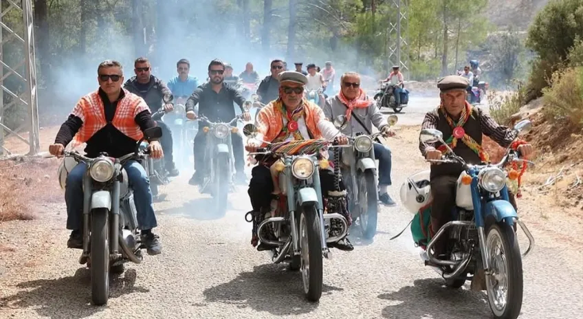 Kaş’ta klasik motosiklet tutkusu sosyal medyayı sallıyor