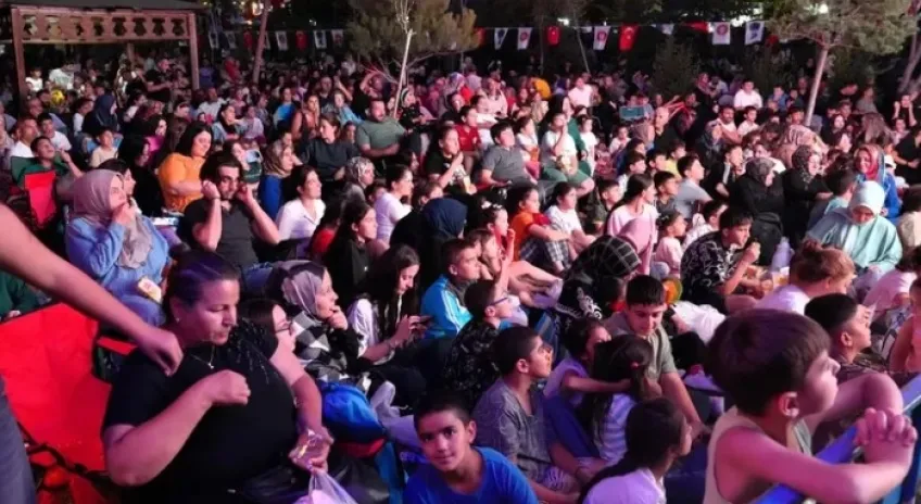 Keçiören’de Açık Hava Sinemaları Yaz Gecelerini Renklendiriyor