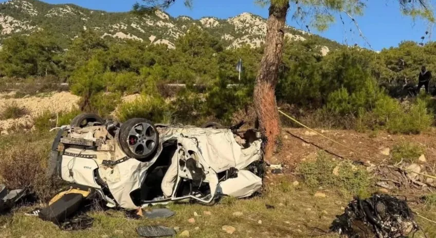 Kemer yolunda feci kaza: İki genç hayatını kaybetti
