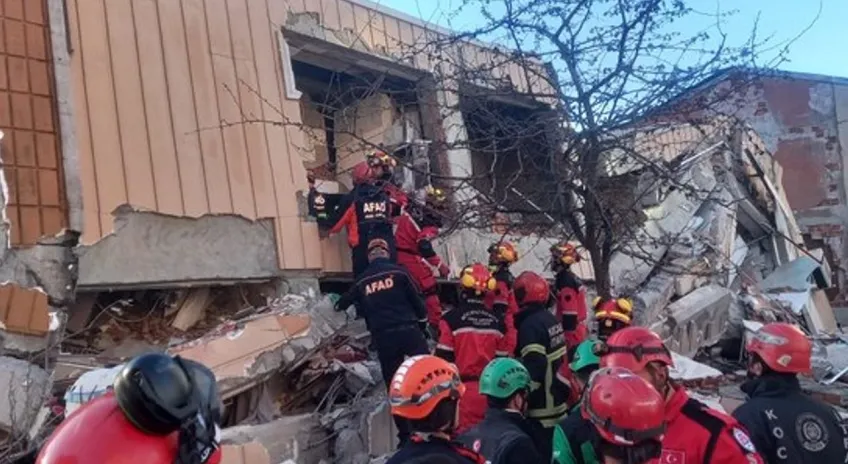 Kocaeli'de 7 Katlı Bina Çöktü