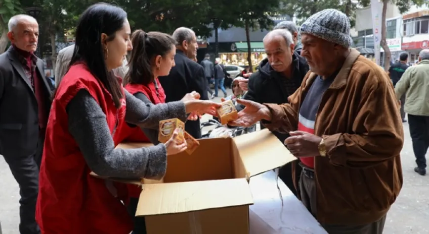 Mersin’de 15 bin kandil simidi dağıtıldı 