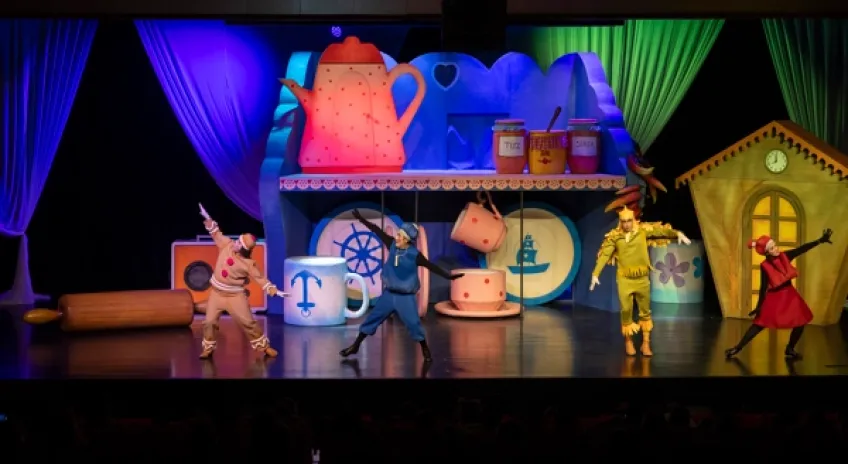 Mersin'de “Bisküvi Adam” oyunu sahnelendi