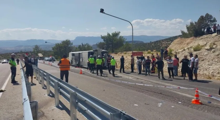 Mersin’de yolcu otobüsü ile kamyon çarpıştı: Ölü ve yaralılar var