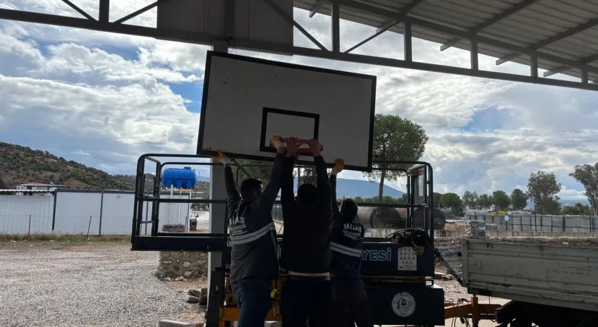 Milas Belediyesi basketbol potalarının kurulumlarına başladı