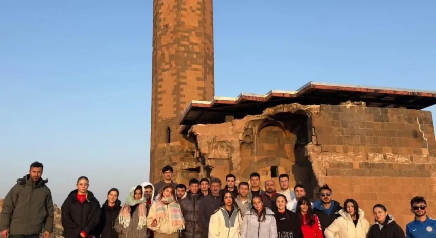 Misafir sporculara Gazi Kars'ın tarihi mirası tanıtıldı