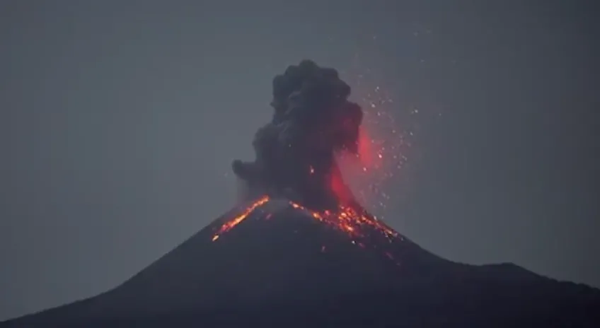 Semeru Yanardağı'nda art arda iki patlama