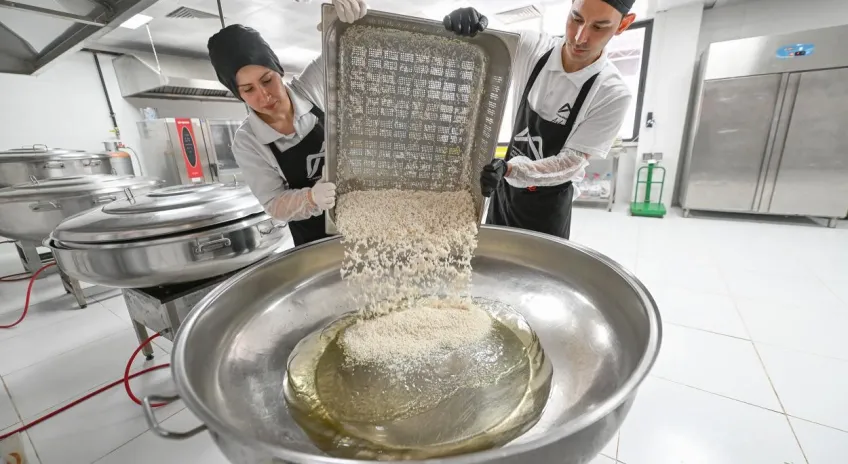 Silifke’de Aşhane Her Gün Yüzlerce Kişiye Sıcak Yemek Ulaştırıyor
