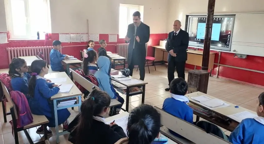 Susuz Kaymakamı Tutal, eğitim camiasıyla bir araya gelmeye devam ediyor