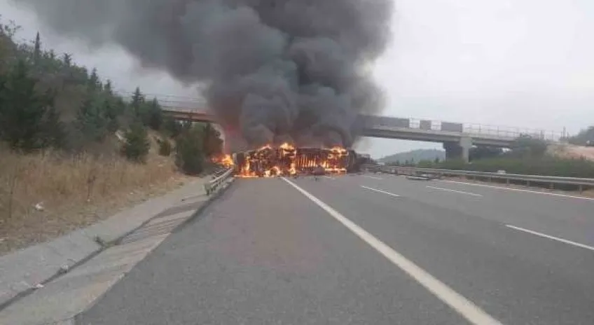 Tarsus'ta kaza yapan elyaf yüklü tır alev alev yandı