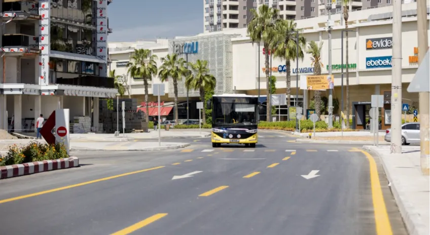 Tarsus’ta trafik rahatlıyor: Kavşaklarda düzenleme ve genişletme çalışmaları sürüyor