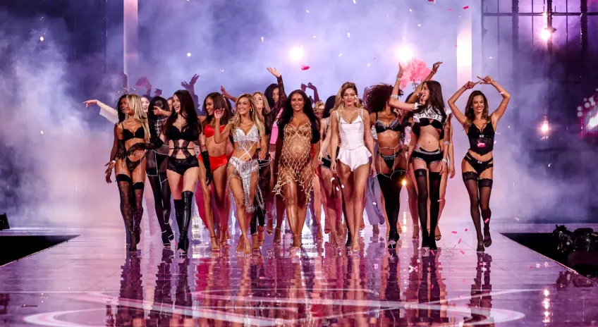 Victoria’s Secret Fashion Show Büyüleyici Bir Geceye İmza Attı