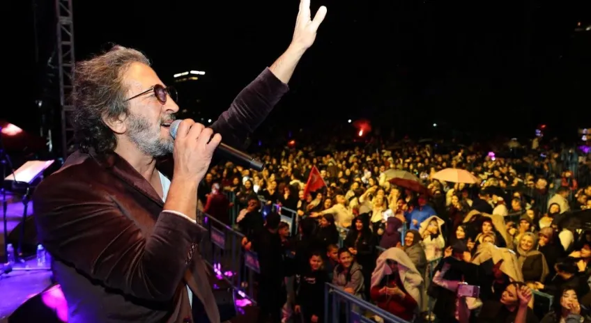 Yağmur yağdı, coşku dinmedi: Fettah Can sahnedeydi