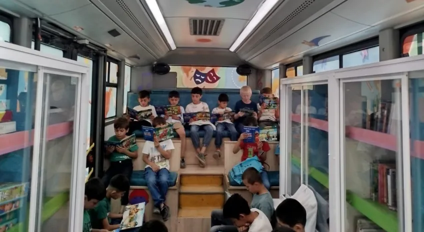 Yaz Tatiline Mobil Çocuk Kütüphanesi Renk Getirdi